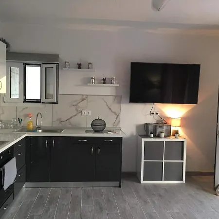 Loukas House 2 בית נופש *